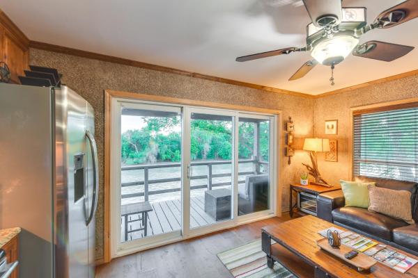 Billede 5: Rustic River Cabin with Dock and Covered Deck!