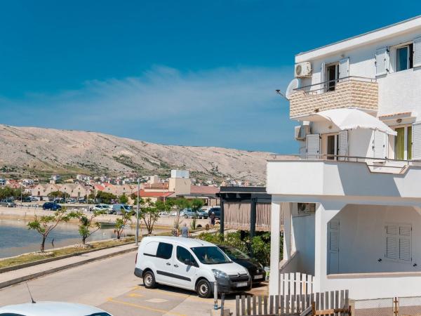 Na fotografii je vidět objekt Apartments with parking space Pag - 22605 nacházející se ve městě Pag.