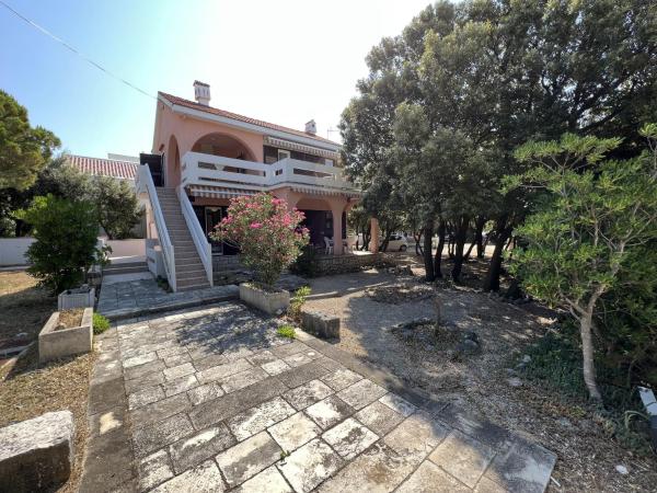 A la foto es mostra l'objecte Holiday house with a parking space Simuni, Pag - 22608 situat a la ciutat de Kolan.