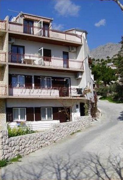 På billedet ses objektet Apartments by the sea Duce, Omis - 22611 beliggende i byen Omiš.