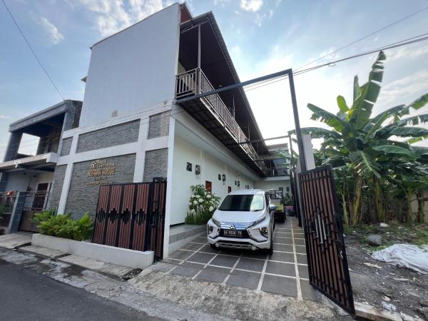 Na fotografii je vidět objekt Nofrah House Syariah Mitra RedDoorz nacházející se ve městě Colomadu.