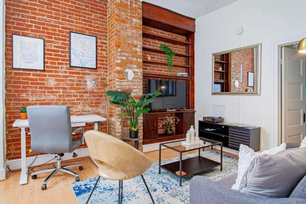 A la foto es mostra l'objecte Classy 1-BR Flat Nestled Between Dupont & Logan situat a la ciutat de Washington.