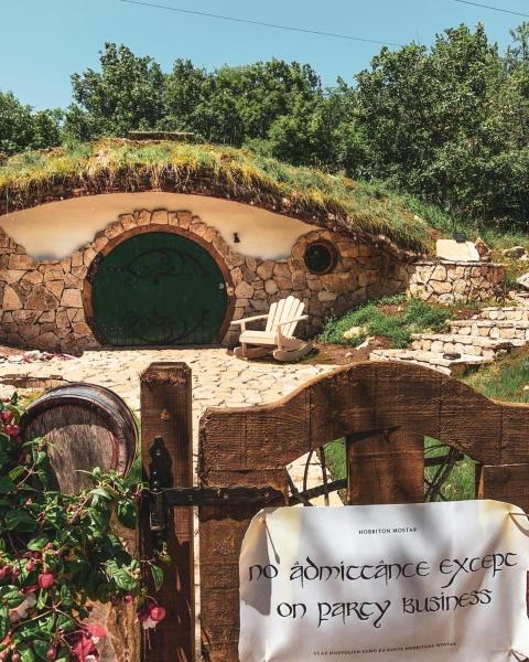 The photo shows the Mobbiton Mostar - Magical Underground Retreat located in the city of Goranci.