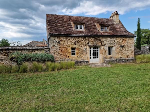 The photo shows the Gîte Fournil located in the city of Bach.