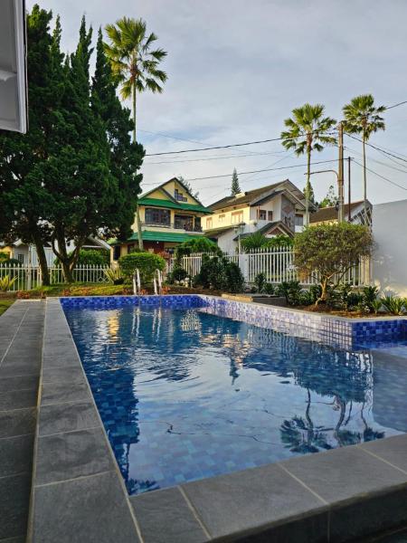 写真にはチパナス市にあるVilla Nesa Puncak Cipanasが写っています。