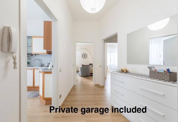 Na foto é possível ver o objeto Lovely, charming and quiet apartment in the centre with balcony, air conditioning and free private garage localizado na cidade de Como.