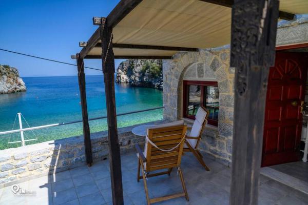 På bilden syns objektet 'Panorama' Stone House On The Beach som ligger i staden Éxo Nímfion.