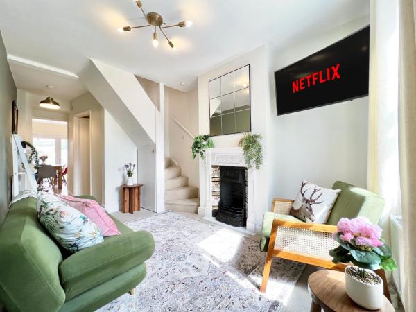 Charming Central Windsor 2 Bed Cottage Free Residents Parking and Private Garden Legoland Ascot Windsor Castle Thorpe Park Heathrow Airport, Windsor