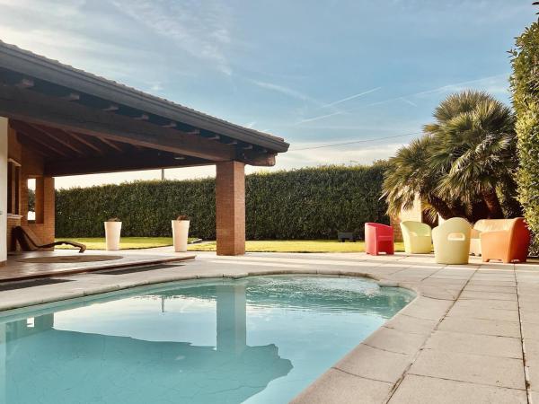 照片显示了位于Cassola市的Wow House - Ampia Villa con Piscina e sala giochi物件。