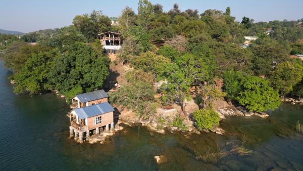Na zdjęciu widoczny jest obiekt Soul Rebel Lodge & Backpackers położony w mieście Nkhata Bay.