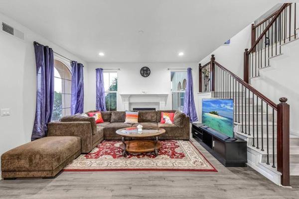 På billedet ses objektet Spacious 5 BD Retreat between Disneyland and Universal beliggende i byen El Monte.
