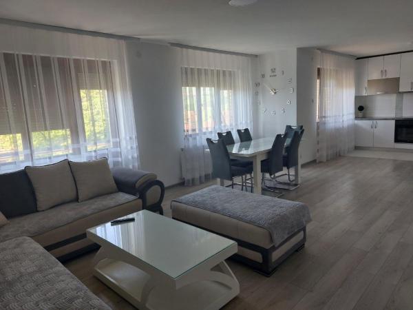 På billedet ses objektet Apartmanii Gajić beliggende i byen Žuč.