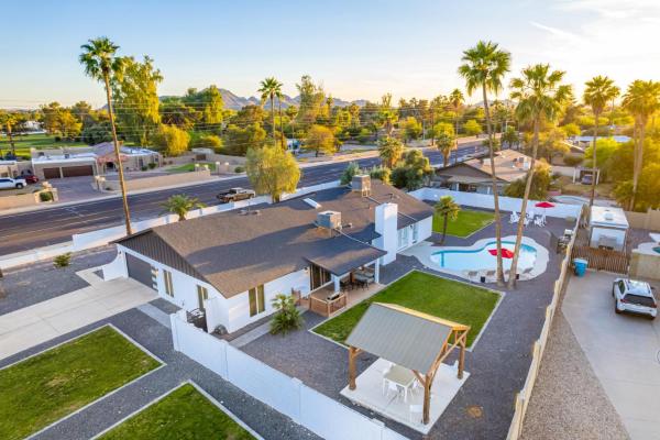 A la foto es mostra l'objecte The Agave Family Oasis-Modern 5BR-Pool-Bar situat a la ciutat de Phoenix.