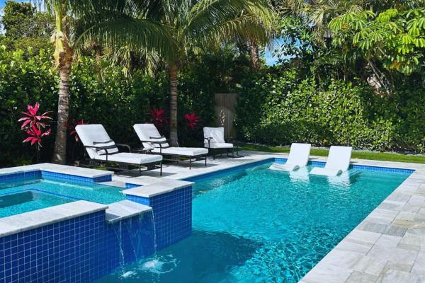 Na foto é possível ver o objeto Modern Beach House, Heated Saltwater Pool & Spa localizado na cidade de Delray Beach.