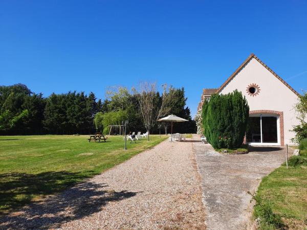 The photo shows the Gîte tout inclus avec piscine privative, activités de plein air et animaux en liberté - FR-1-491-396 located in the city of Azé.