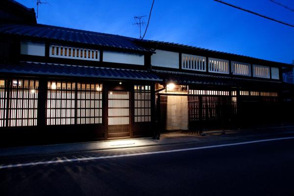 A la foto es mostra l'objecte 町宿枩邑 まつむら situat a la ciutat de Kyoto.
