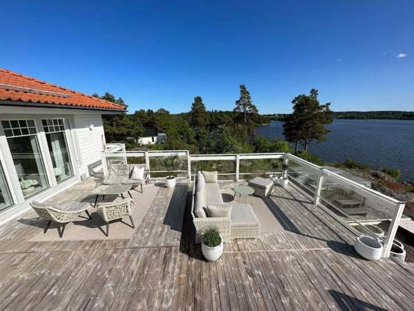 Auf dem Foto ist das Objekt Traumhaus, Sauna, Whirlpool, grosse Terrasse mit Aussicht, Seeanstoss in der Stadt Hölö zu sehen.