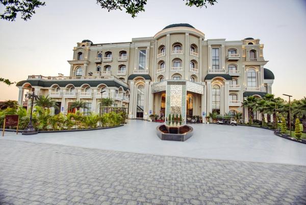 The photo shows the Sarovar Portico Saharanpur located in the city of Fatehpur.