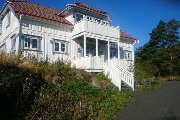 Na zdjęciu widoczny jest obiekt Big Holiday House South of Norway, by the Osean położony w mieście Lyngør.