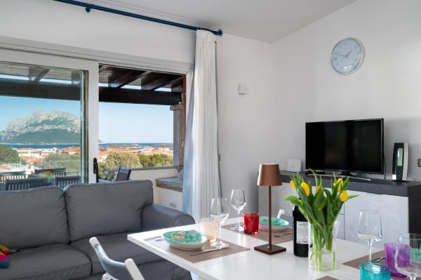 The photo shows the Casa Cindy located in the city of Porto San Paolo.