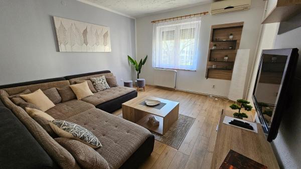 Na zdjęciu widoczny jest obiekt Apartman TNT położony w mieście Bistrinci.