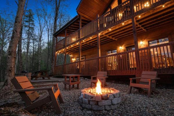 A la foto es mostra l'objecte Hickory Hollow Lodge cabin situat a la ciutat de Sevierville.