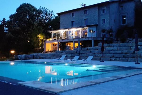 A la foto es mostra l'objecte Le Rocher de la baronne : gîte de charme 6/8 pers. situat a la ciutat de Parmilieu.