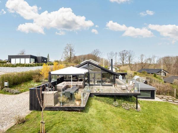 Na zdjęciu widoczny jest obiekt 5 star holiday home in Kolding położony w mieście Oddersted.