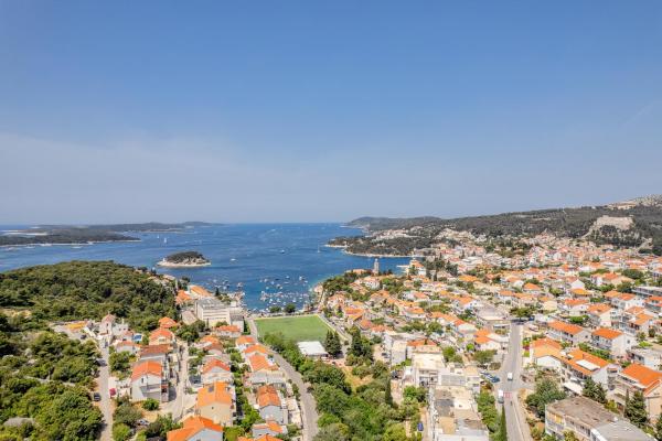 A la foto es mostra l'objecte Apartments Dobrila 1 situat a la ciutat de Hvar.