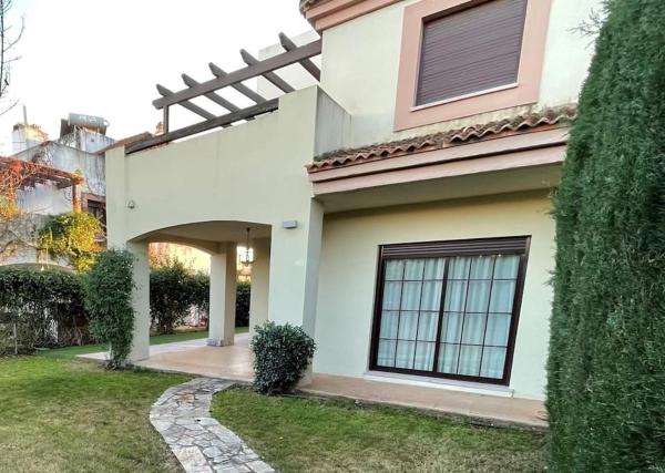 A la foto es mostra l'objecte Casa en Ruta de la Plata con piscina comunitaria situat a la ciutat de Guillena.