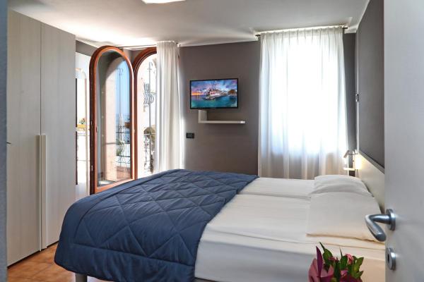 På billedet ses objektet Albergo All'Ancora beliggende i byen Garda.