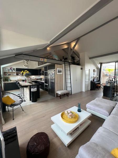 A la foto es mostra l'objecte Superbe loft climatisé avec terrasse à 4 km JO situat a la ciutat de Suresnes.