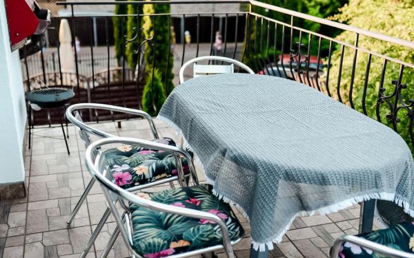 Kuvassa näkyy kohde Apartament EmKa z tarasem Rowy, joka sijaitsee kaupungissa Rowy.