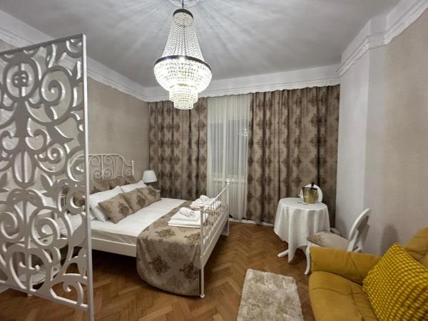 A la foto es mostra l'objecte UNIVERSITY SQUARE-ELEGANT-CHAMPAGNE Gift situat a la ciutat de Bucarest.