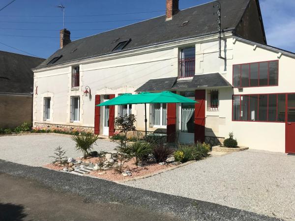 The photo shows the Longère à la campagne au calme located in the city of Azé.