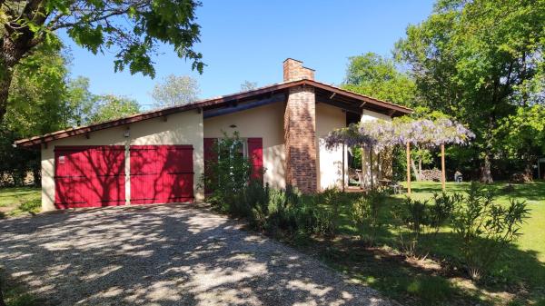 A la foto es mostra l'objecte La Chênaie Maison entière avec un grand jardin situat a la ciutat de Villemade.