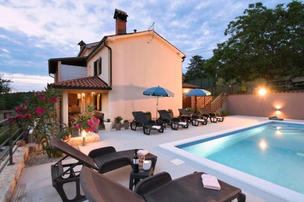 Nella foto è visibile l'oggetto Villa Ana-Marija with pool & panoramic nature views situato nella città di Nedeščina.