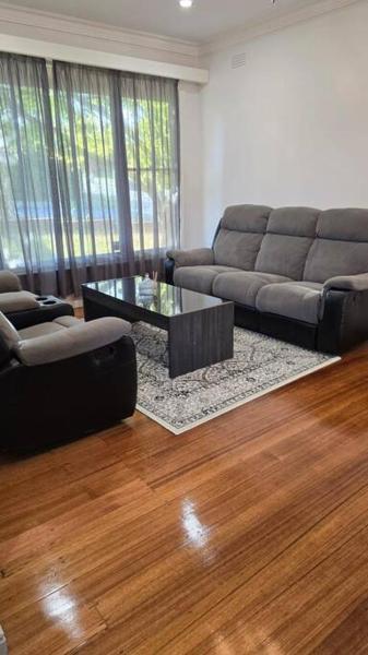 The photo shows the Pakenham Villa located in the city of Pakenham.