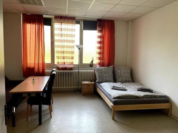 Auf dem Foto ist das Objekt Zimmer mit eigenem Bad, Parkplatz/Grillplatz in der Stadt Steinperf zu sehen.