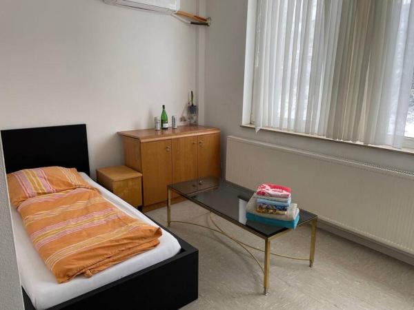Auf dem Foto ist das Objekt 3-Bett-Zimmer, für Monteure geeignet, Parkplatz in der Stadt Steinperf zu sehen.