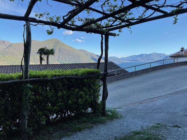 A la foto es mostra l'objecte Beautiful small apartment with Lago Maggiore view situat a la ciutat de Brissago.