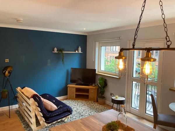 Rustic Top Floor West End Pad With Balcony, Parking next to Byers Road, Aston Lane, Glasgow Uni, Glasgow