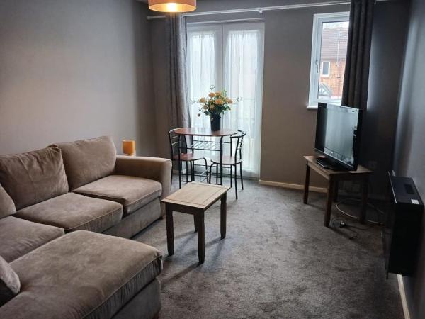 På billedet ses objektet One Bed flat, bathroom, living room, kitchen , private parking, 10 mins to M5 beliggende i byen Gloucester.