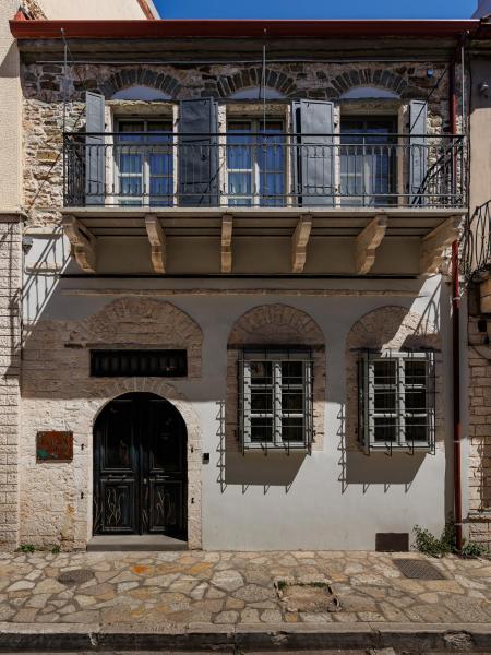 A la foto es mostra l'objecte Eligia Suites situat a la ciutat de Ioànnina.