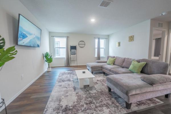 The photo shows the Charming Home - Mins from SeaWorld & The Alamo located in the city of Helotes.
