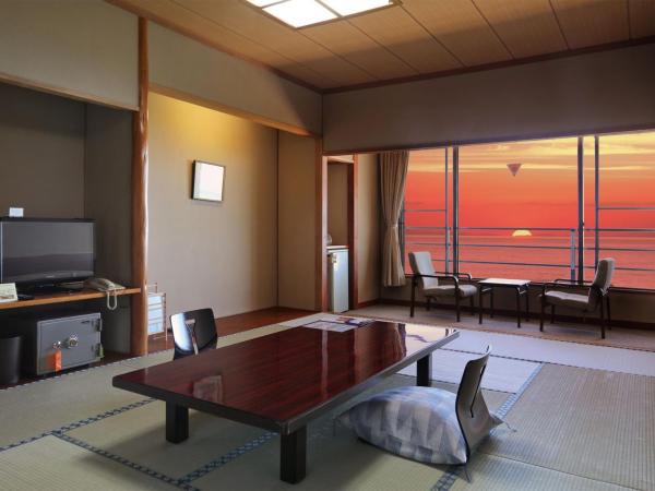 The photo shows the Unohama Onsen Royal Hotel Kobayashi located in the city of Joetsu.