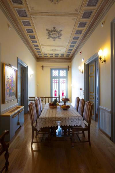 The photo shows the Medουσία Wellness Hotel & Spa located in the city of Chalkida.