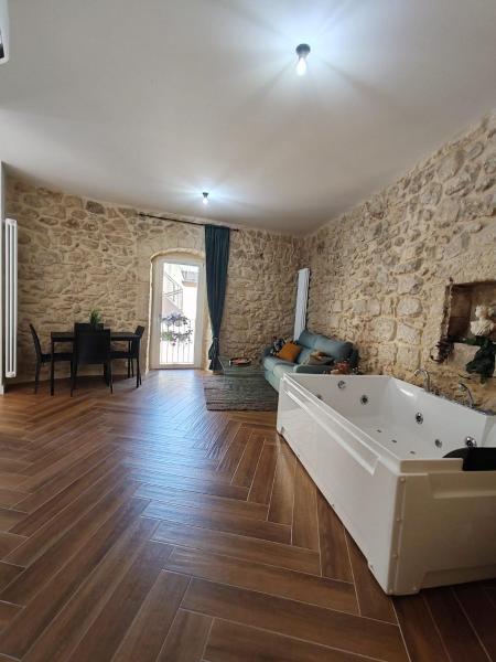 A la foto es mostra l'objecte casa Maraura situat a la ciutat de Ragusa.