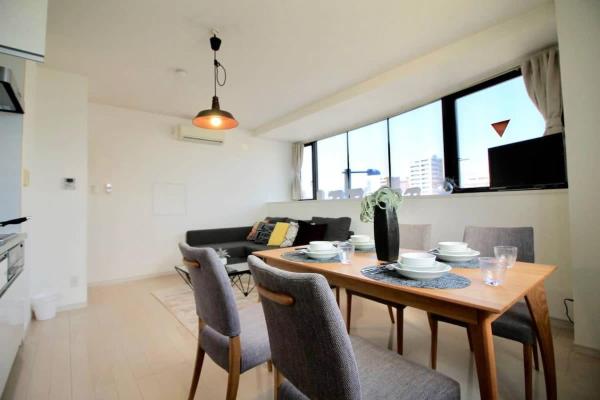 Na fotografii je vidět objekt Luxes by b hotel - 10 min Hiroshima Station & 2BR Up to 10p nacházející se ve městě Hijiyamachō.