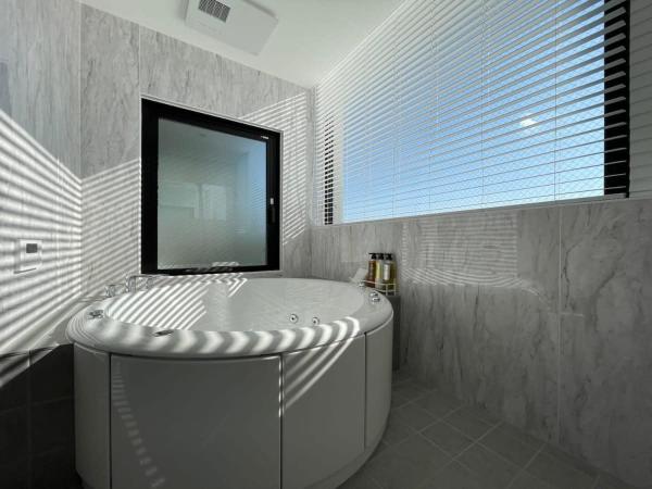 Auf dem Foto ist das Objekt b hotel Nekoyard - Scenic Penthouse Studio with Jacuzzi & Spacious Terrace in der Stadt Hiroshima zu sehen.